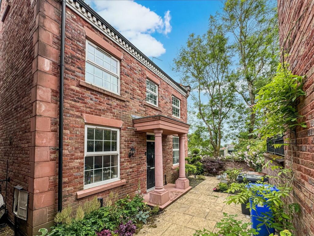 3 bedroom detached house for sale in Woodland View, Godley, SK14