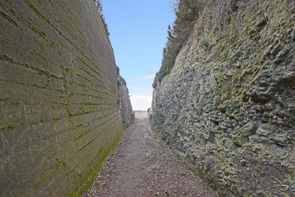 3 bedroom flat for sale in Epple Bay Avenue, Birchington, CT7 9HR, CT7