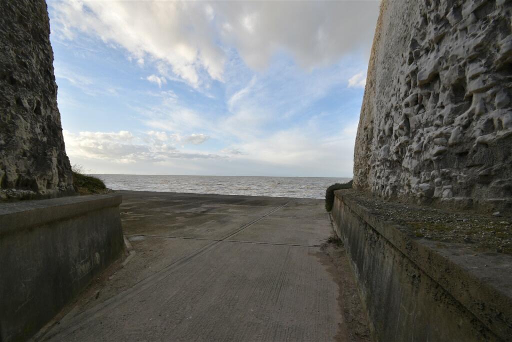 3 bedroom flat for sale in Epple Bay Avenue, Birchington, CT7 9HR, CT7