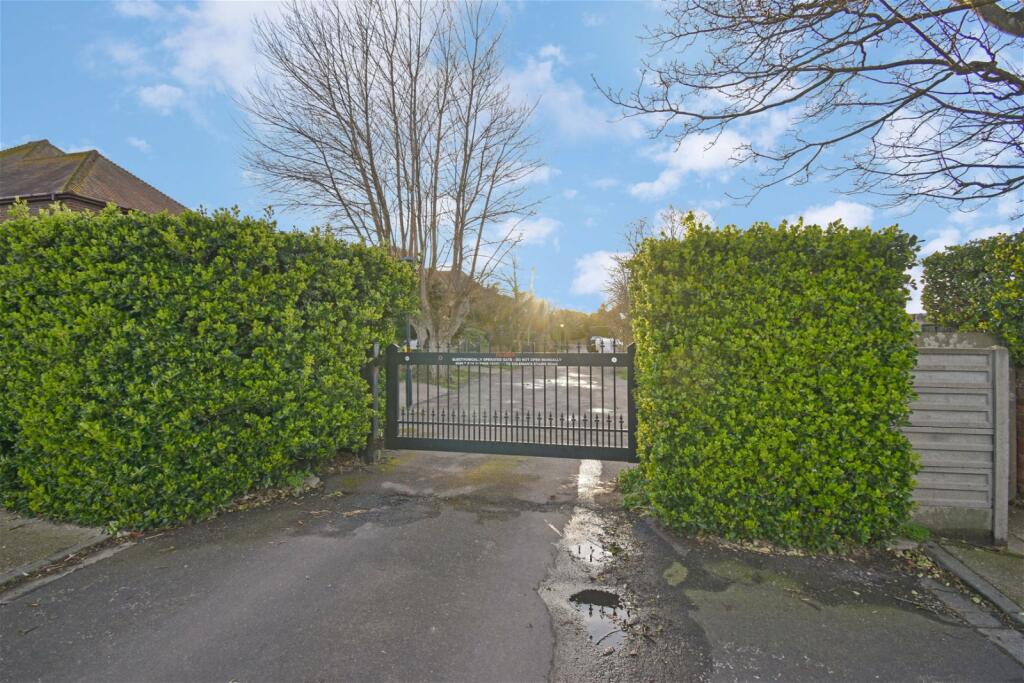 3 bedroom flat for sale in Epple Bay Avenue, Birchington, CT7 9HR, CT7