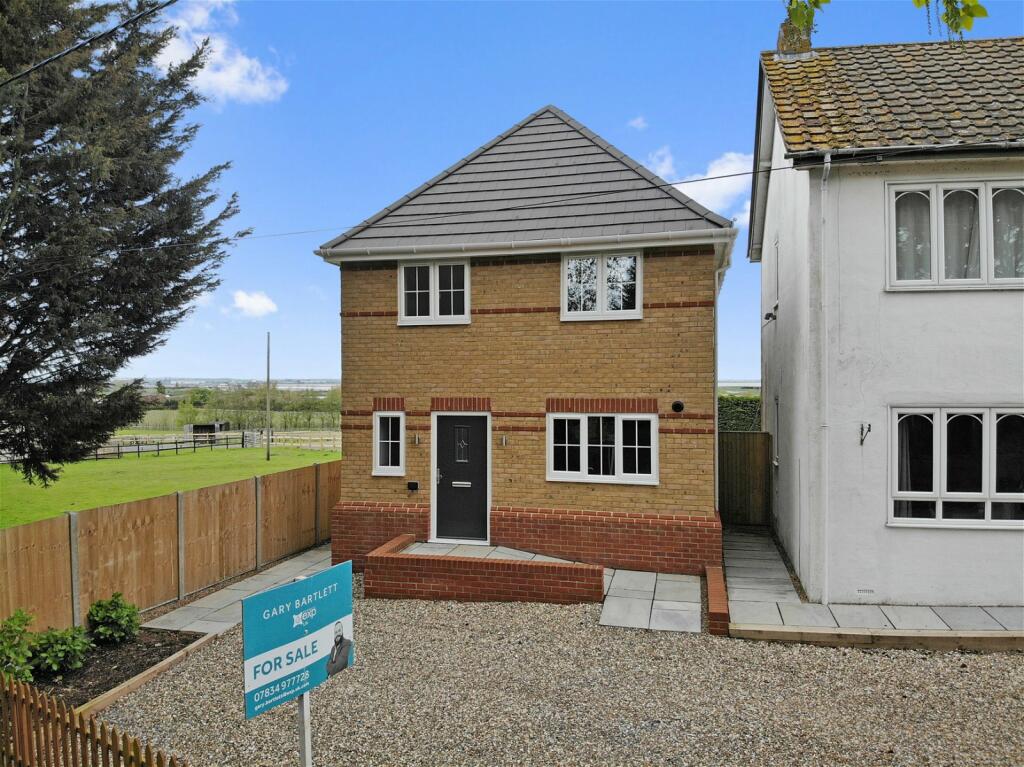 3 bedroom detached house for sale in Wallbridge Lane, Rainham