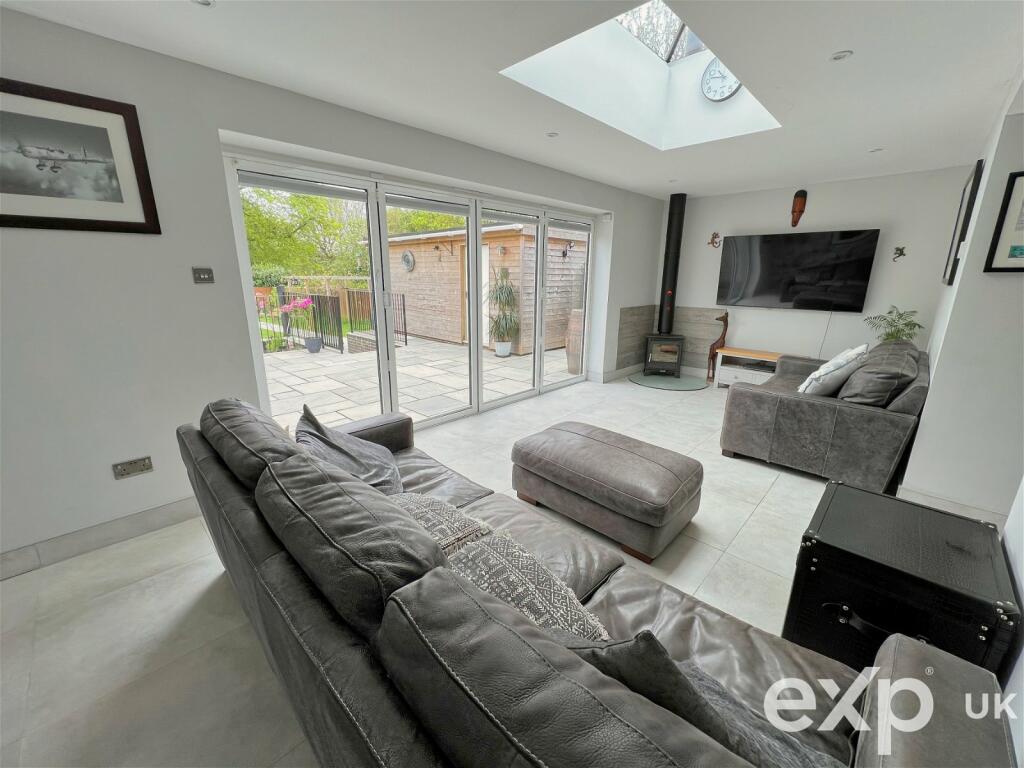 2 bedroom semidetached bungalow for sale in Whitepost Lane, Meopham