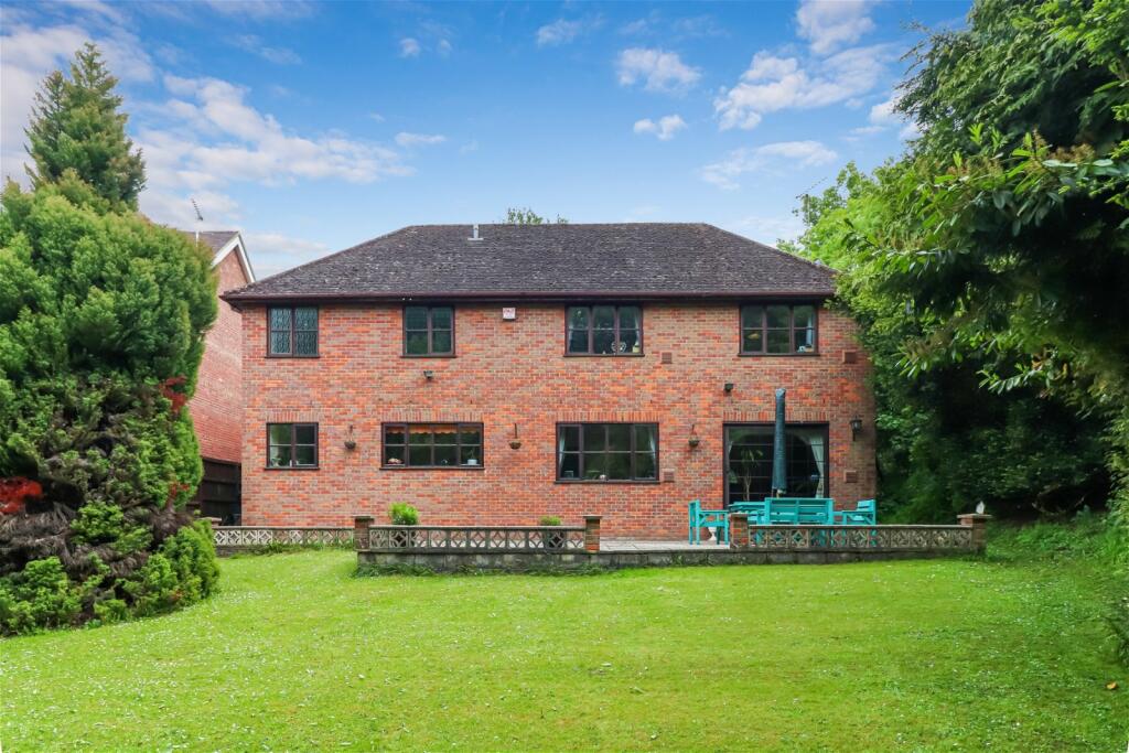 5 bedroom detached house for sale in Daws Hill Lane, High HP11