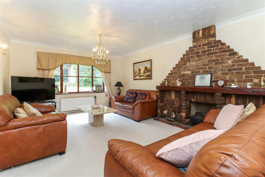5 bedroom detached house for sale in Daws Hill Lane, High HP11