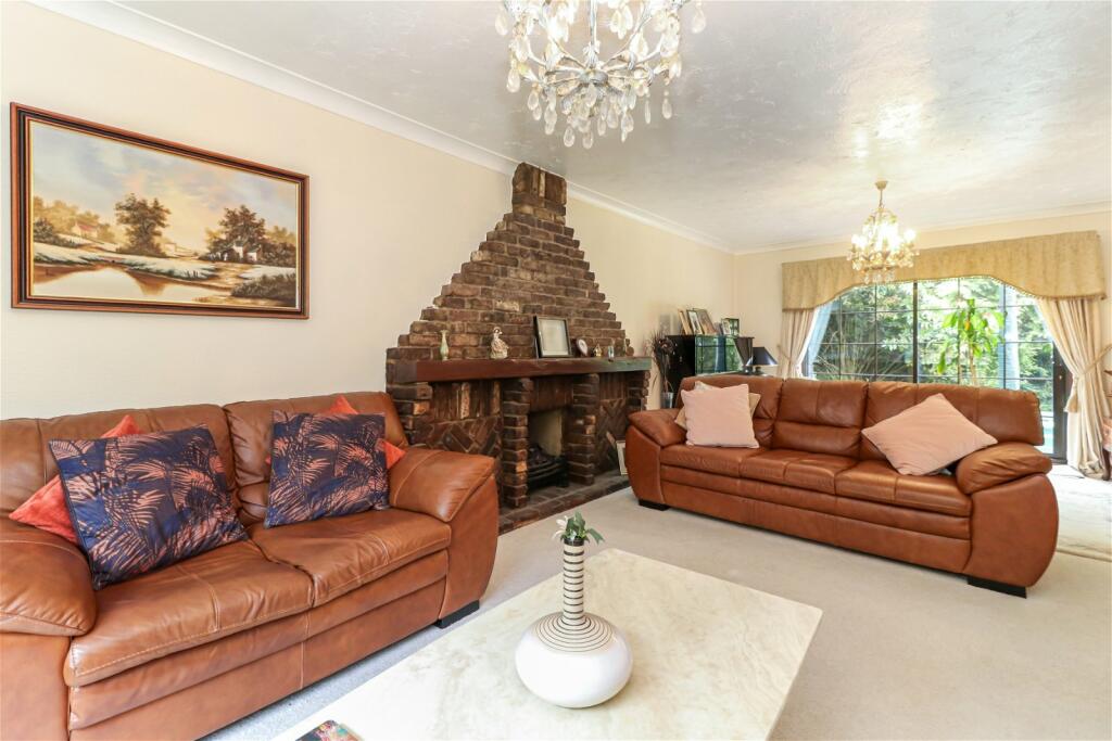5 bedroom detached house for sale in Daws Hill Lane, High HP11