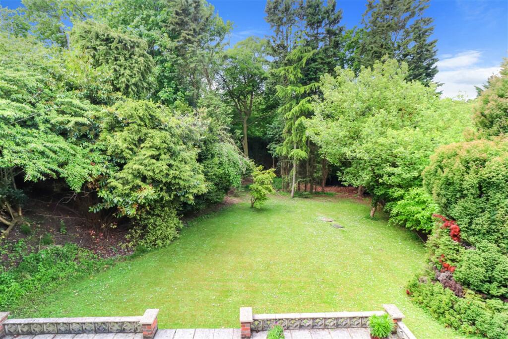 5 bedroom detached house for sale in Daws Hill Lane, High HP11
