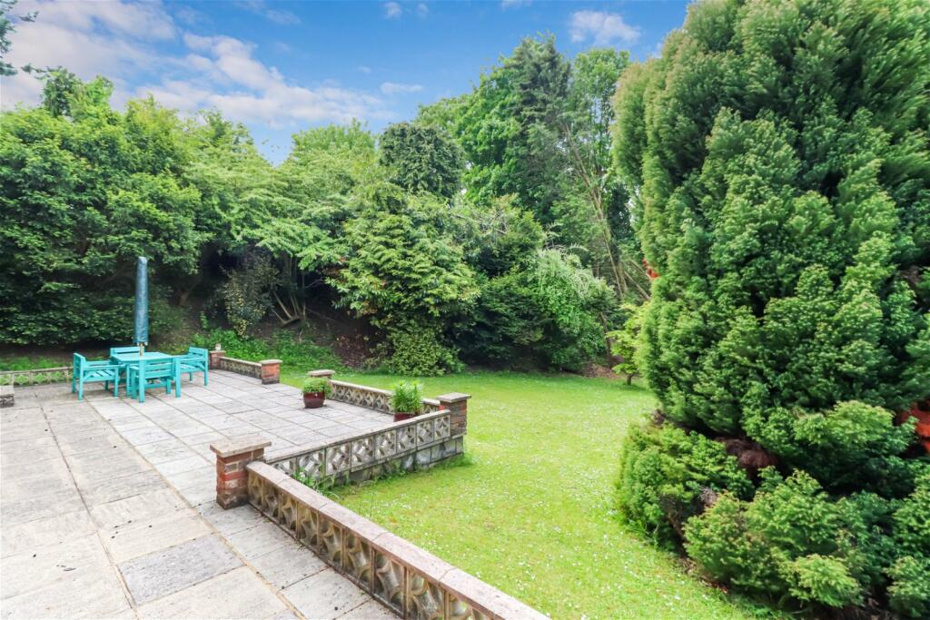 5 bedroom detached house for sale in Daws Hill Lane, High HP11