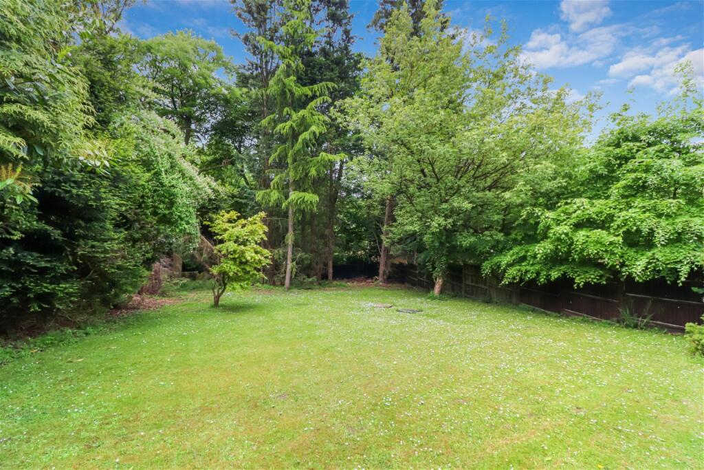 5 bedroom detached house for sale in Daws Hill Lane, High HP11