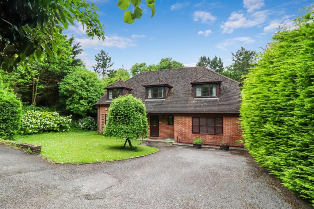 5 bedroom detached house for sale in Daws Hill Lane, High HP11