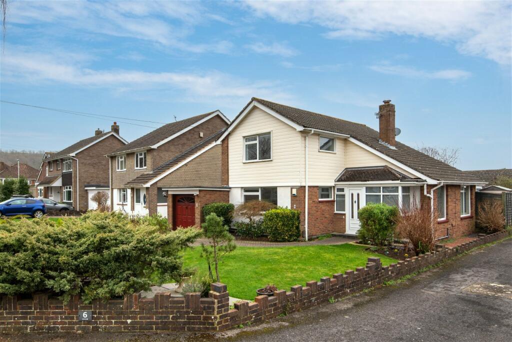 3 bedroom detached house for sale in Central Avenue, Worthing, BN14