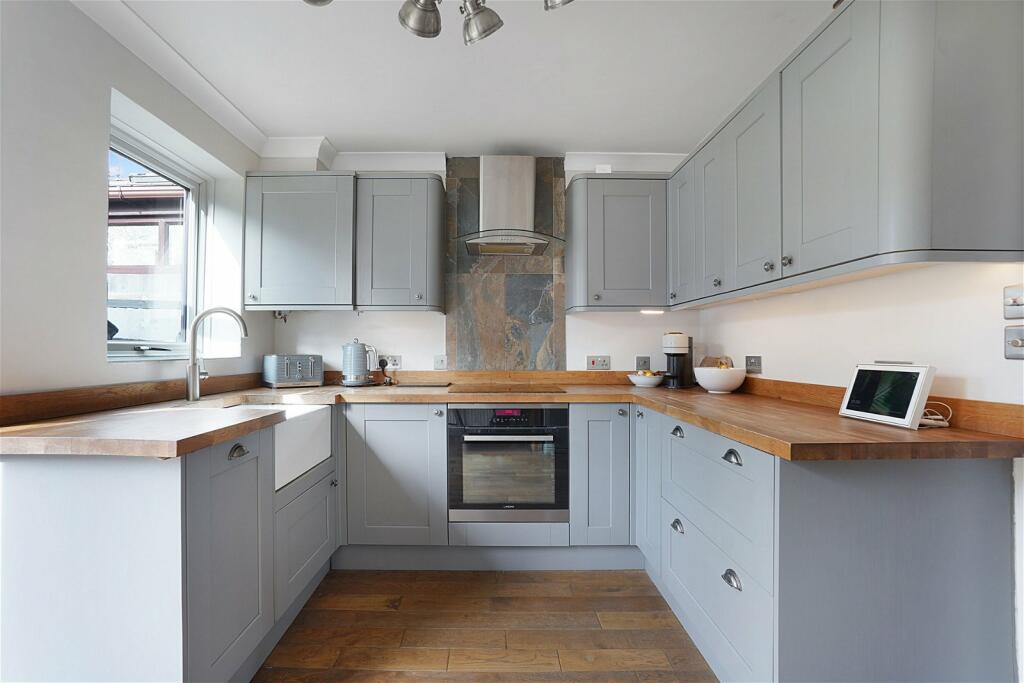 2 bedroom semidetached house for sale in Low Meadow, Halling