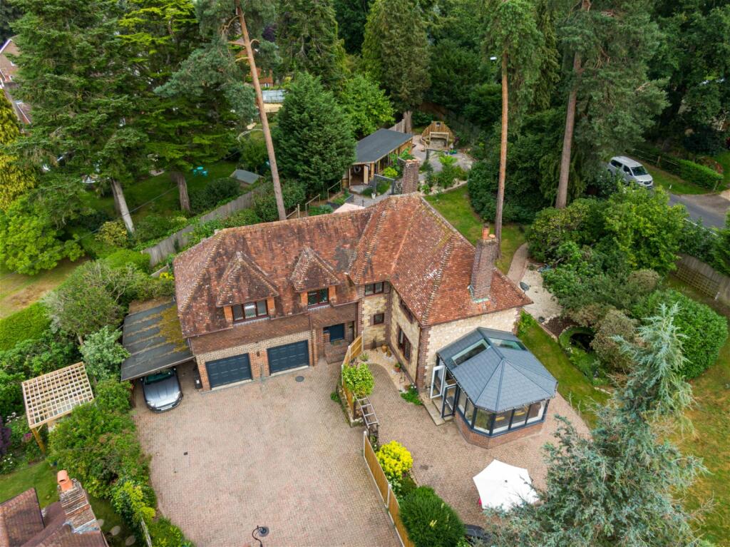 5 bedroom detached house for sale in Amberley Road, Storrington
