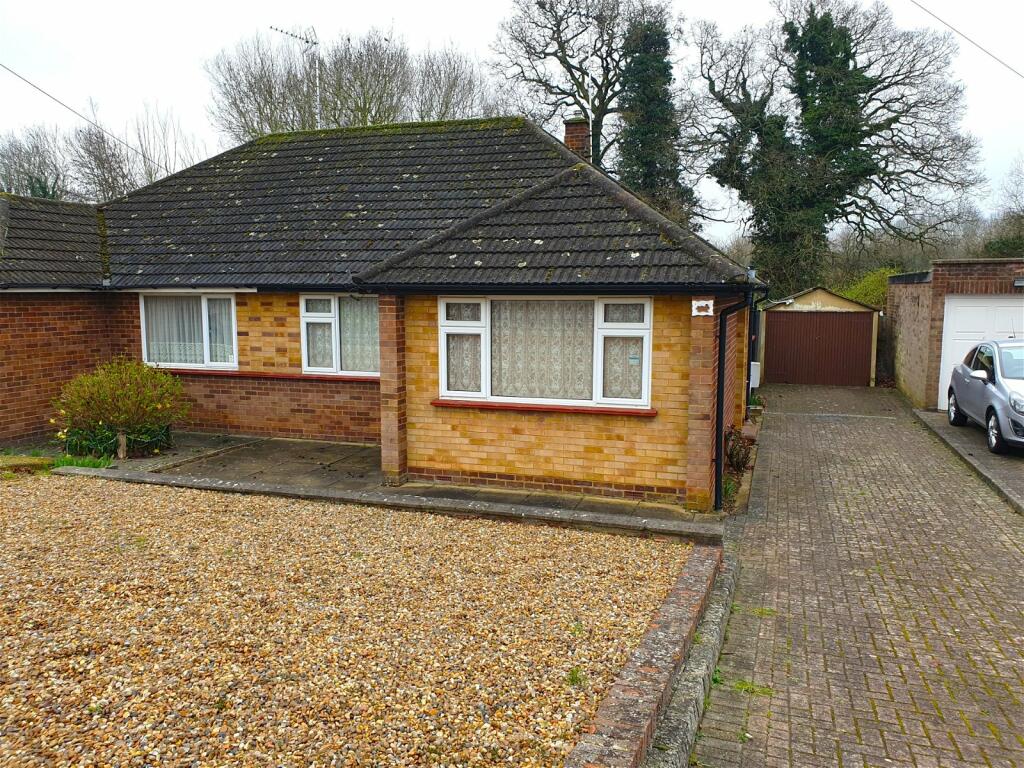 2 bedroom semidetached bungalow for sale in Ninesprings Way, Hitchin