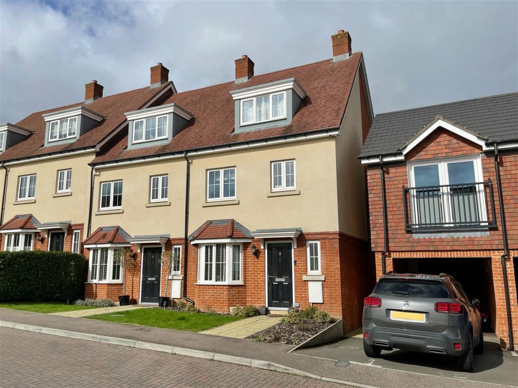 4 bedroom end of terrace house for sale in Hazelbourne Avenue, Borough