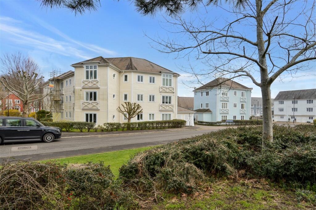 1 bedroom flat for sale in Poynder Drive, Holborough Lakes, Snodland, ME6