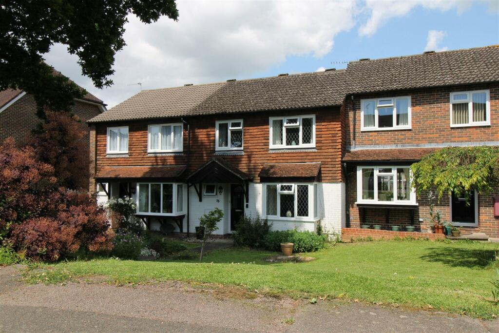 3 bedroom terraced house for sale in Rosehill, Billingshurst, RH14