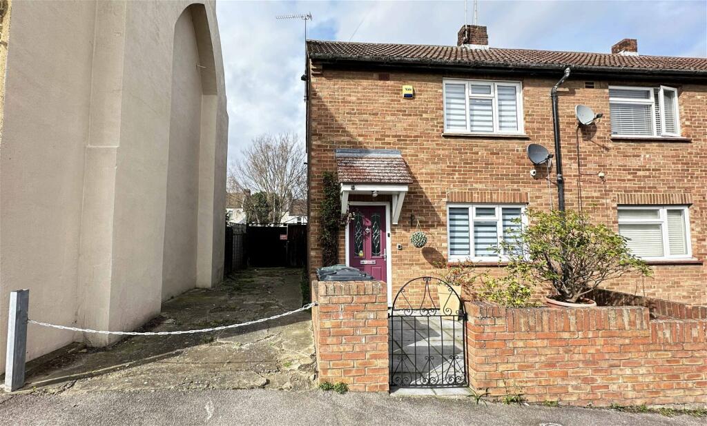 2 bedroom end of terrace house for sale in Providence Street