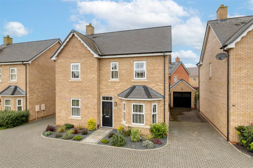 4 bedroom detached house for sale in Collings Crescent, Biggleswade