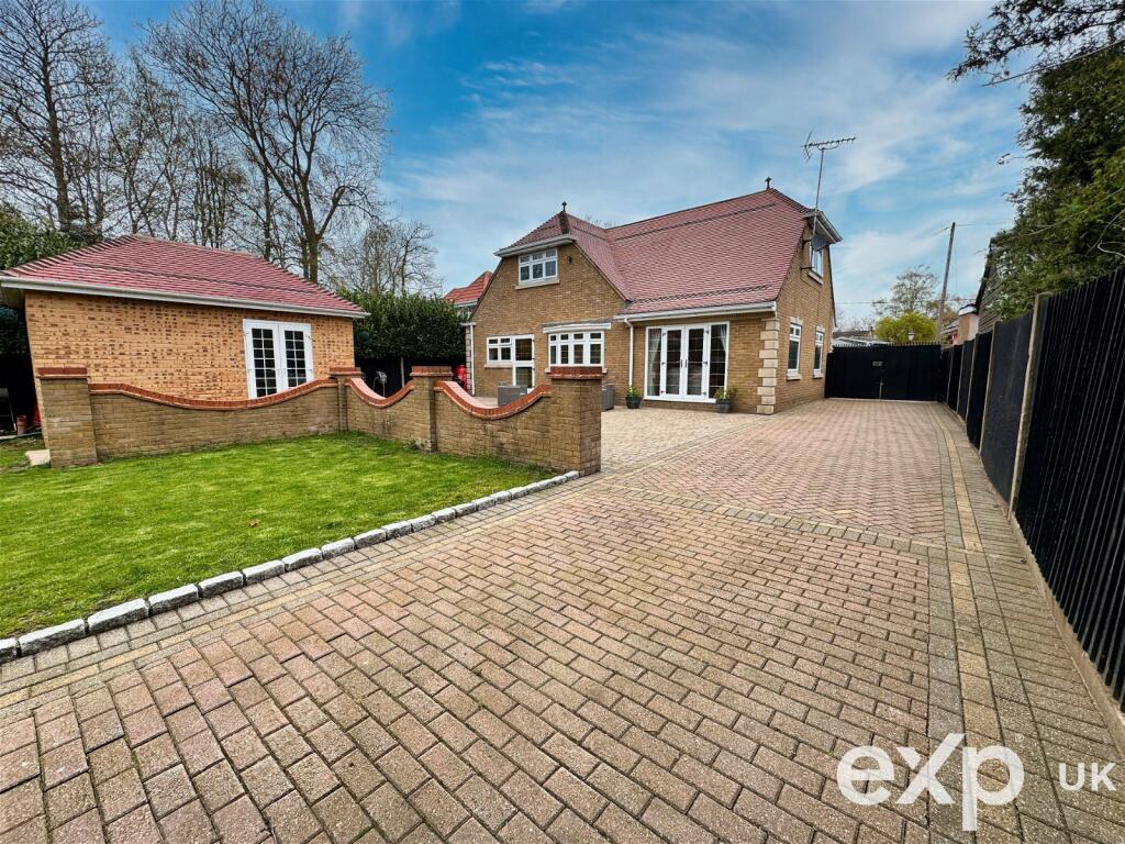 4 bedroom detached house for sale in Beechwood Gardens, Culverstone
