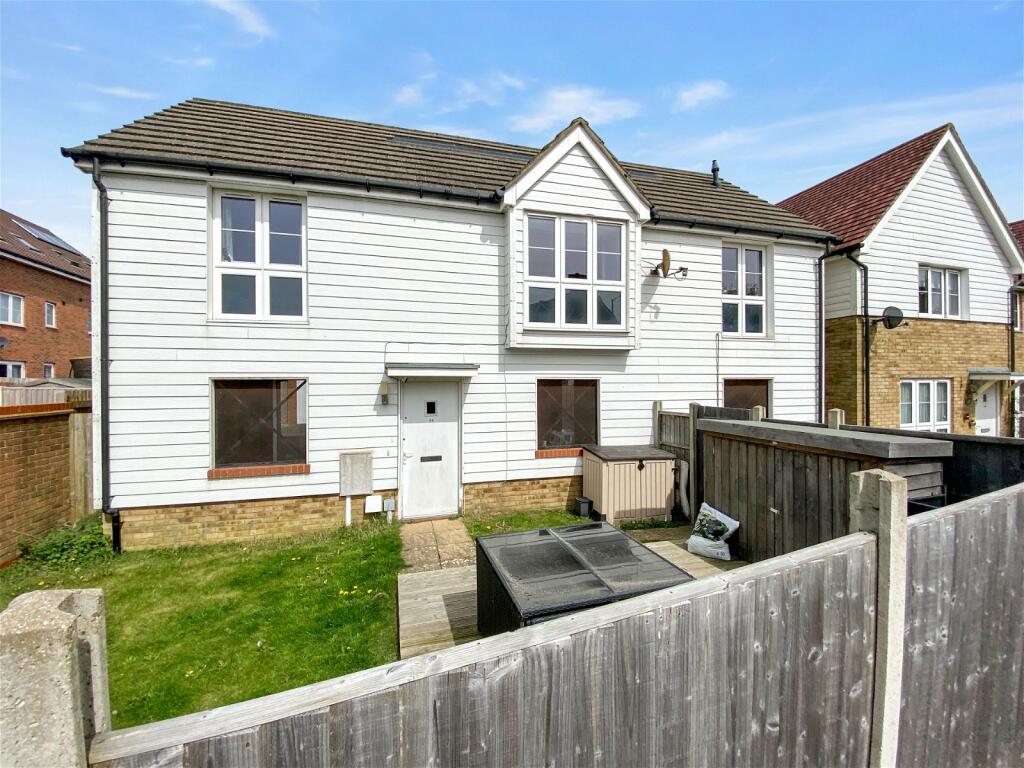 2 bedroom detached house for sale in Coulter Road, Kingsnorth, Ashford