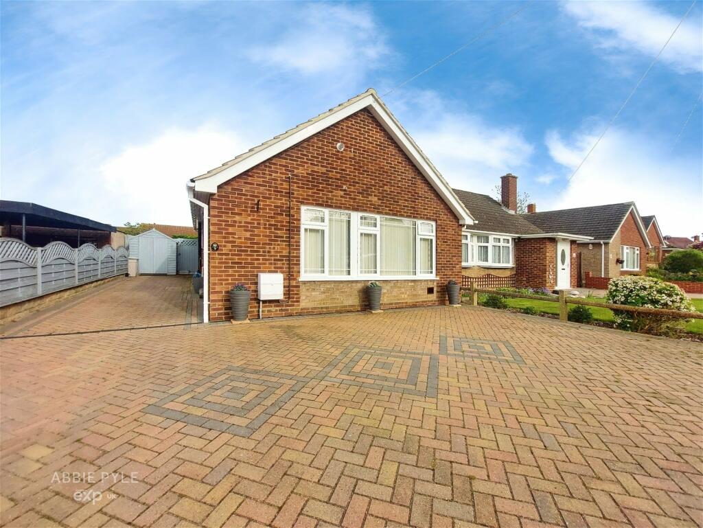 2 bedroom semidetached bungalow for sale in Goodwood Close, High