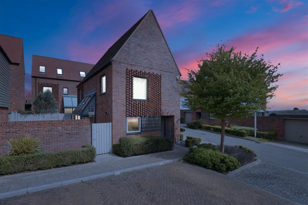 3 bedroom detached house for sale in Elliotts Way, Chatham, ME4 6EF, ME4