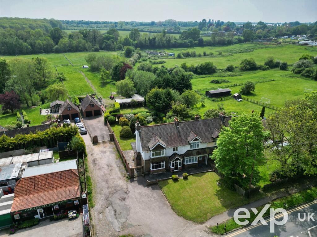 4 bedroom semidetached house for sale in London Road, Addington, West