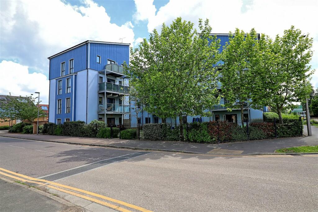 2 bedroom flat for sale in Anglia Way, South Ockendon, Thurrock, RM15