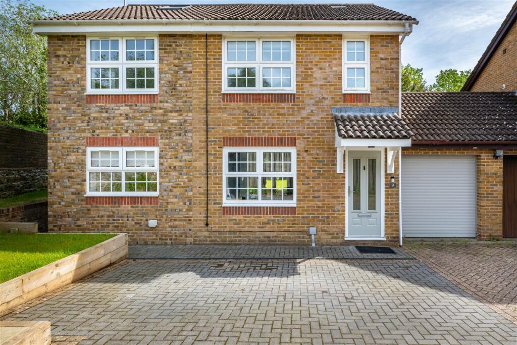 4 bedroom link detached house for sale in Cypress Grove, Tunbridge