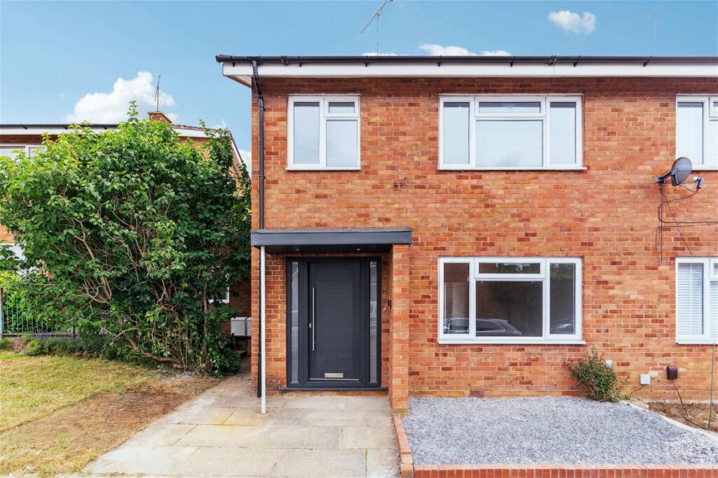 3 bedroom end of terrace house for sale in Newtons Way, Hitchin, SG4