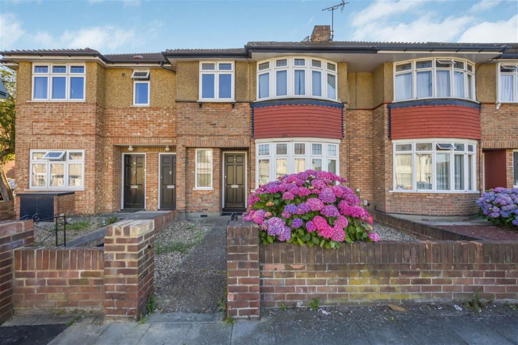 3 bedroom terraced house for sale in Fencepiece Road, Ilford, IG6