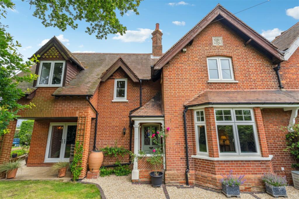 4 bedroom semidetached house for sale in 2 Weedon Hill Farm Cottage