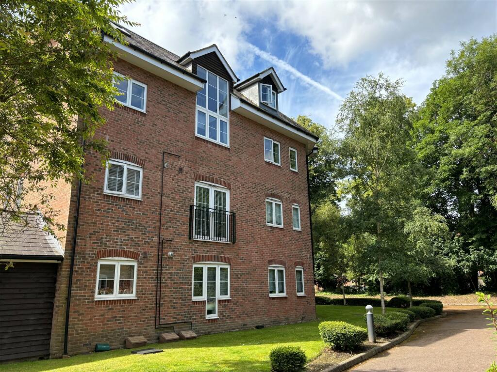 2 bedroom apartment for sale in Wharf Way, Hunton Bridge, Kings Langley