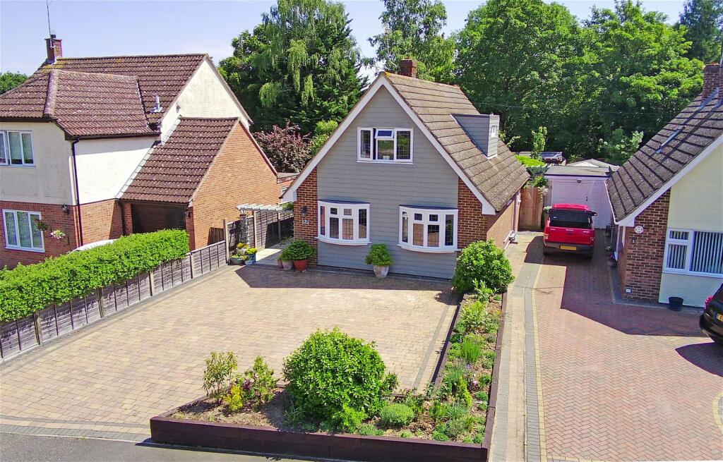 2 bedroom detached house for sale in Barryfields, Shalford, Essex CM7
