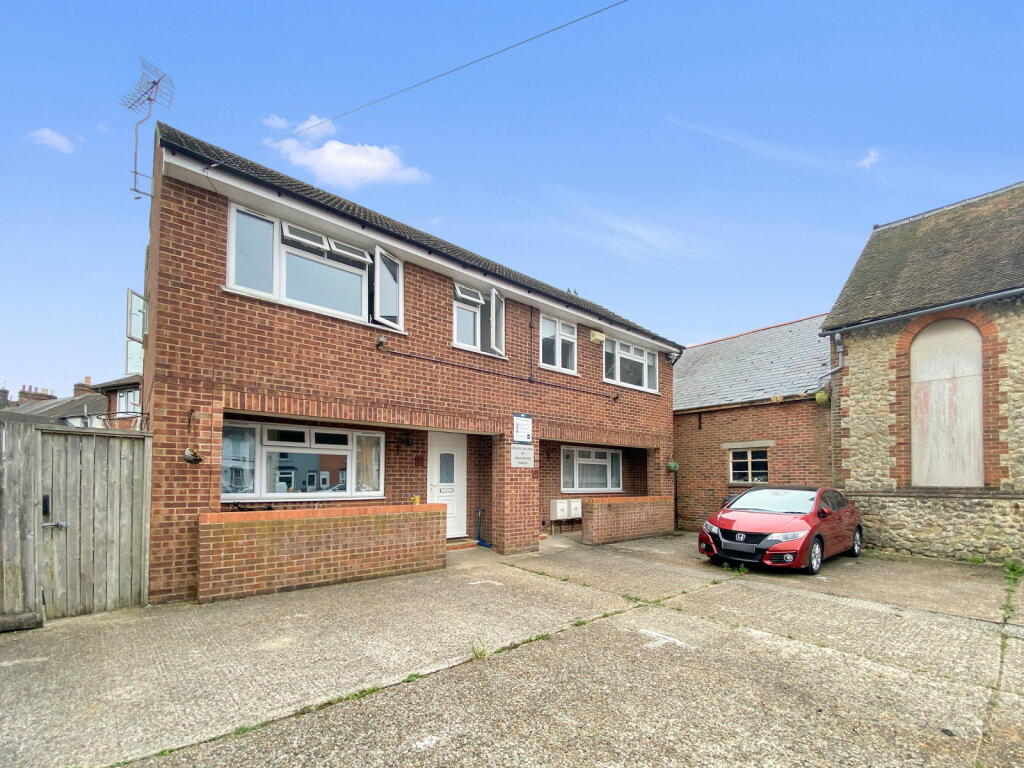 2 bedroom flat for sale in Lower Denmark Road, Ashford, Kent, TN23 7SX