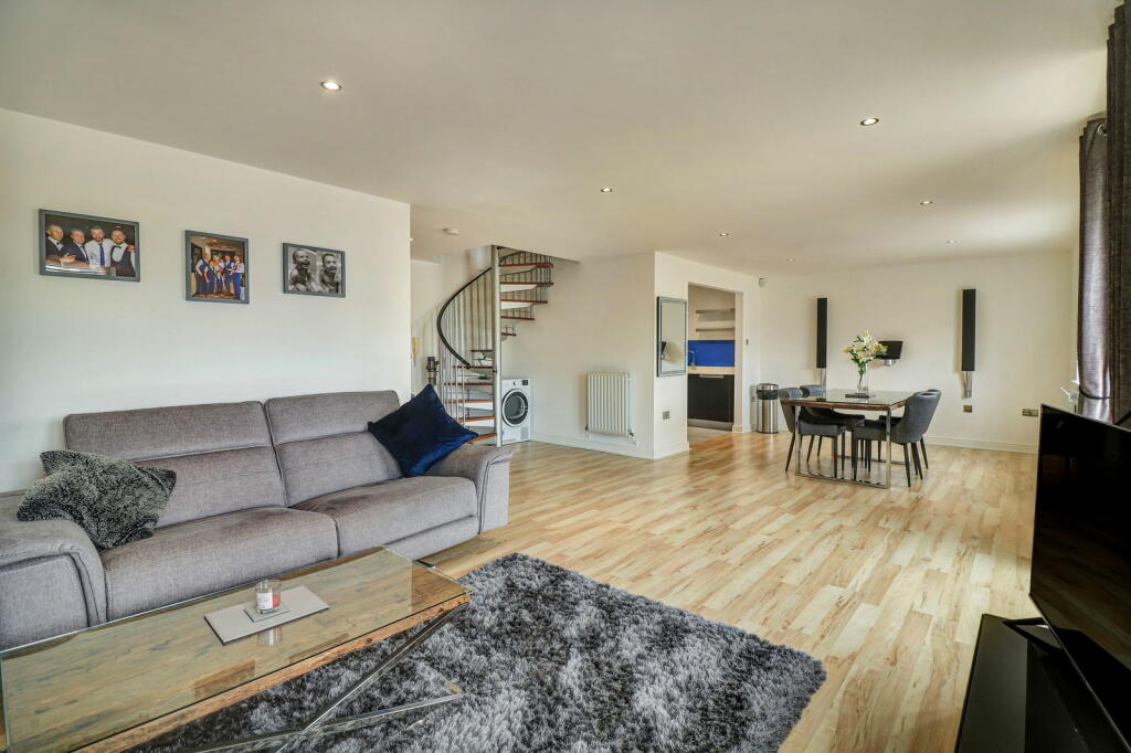 Additional property image - Lynmouth Gardens, Chelmsford, CM2 0UH