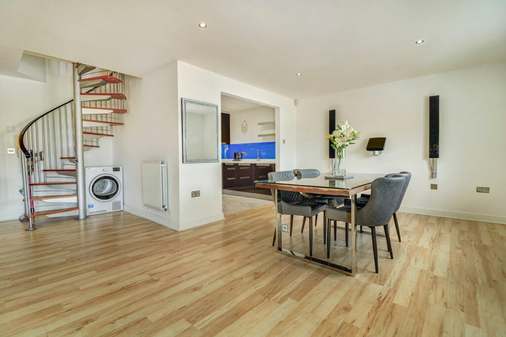 Additional property image - Lynmouth Gardens, Chelmsford, CM2 0UH
