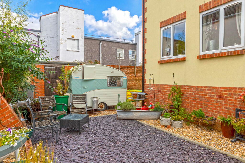 Additional property image - Pier Road, Littlehampton, West Sussex, BN17