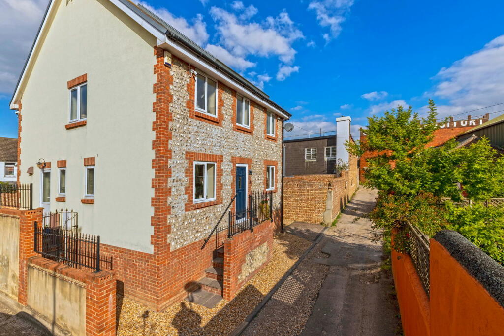 Additional property image - Pier Road, Littlehampton, West Sussex, BN17