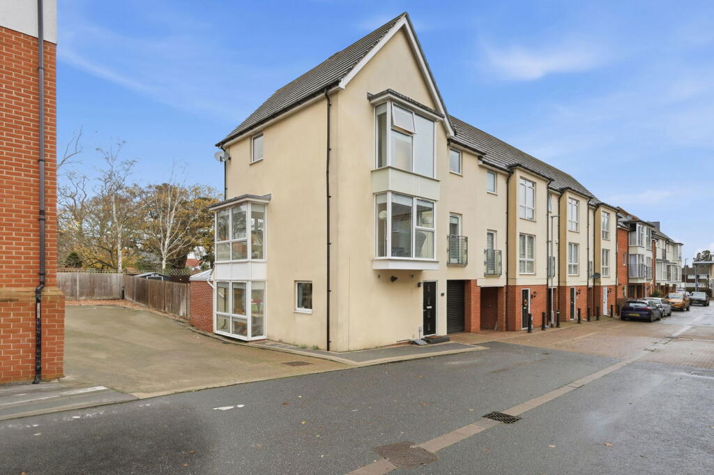 Main image of property: Montfort Drive, Chelmsford, CM2 9FN