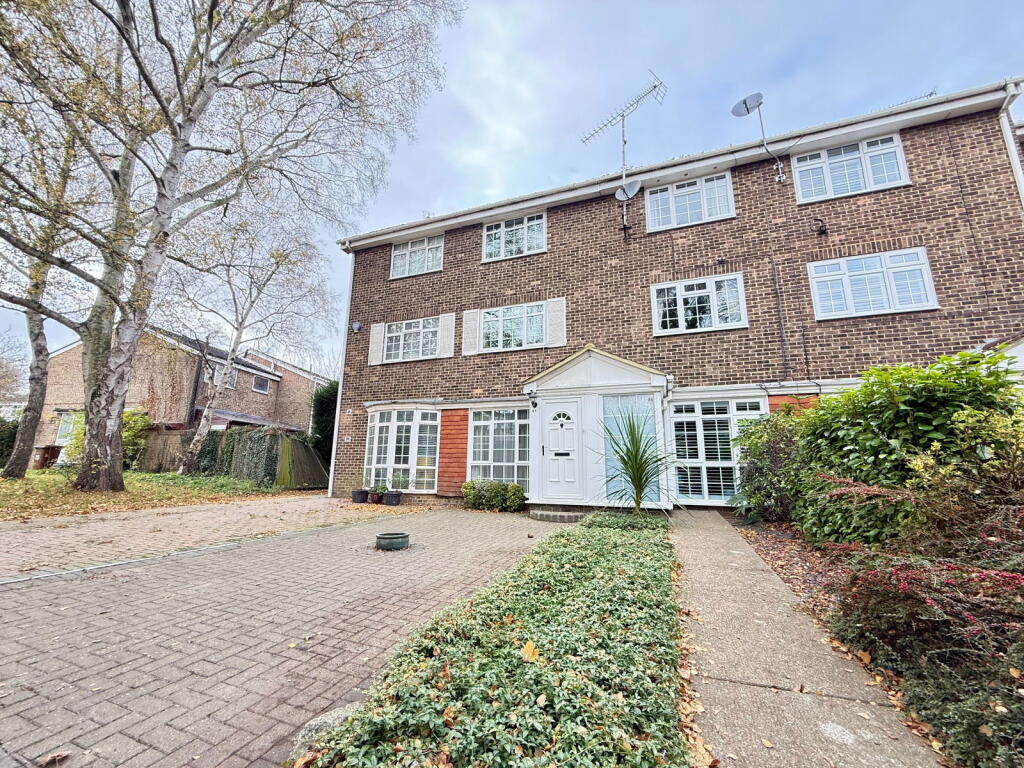 Main image of property: Popular position in Rainham - Wheatcroft Grove