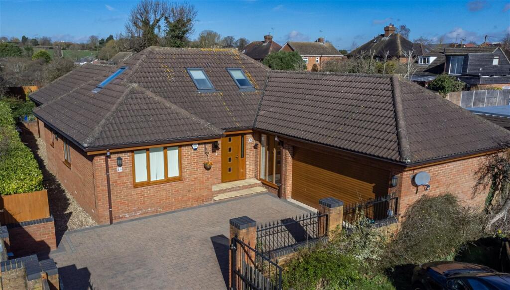5 bedroom detached house for sale in Station Road, Lower Stondon