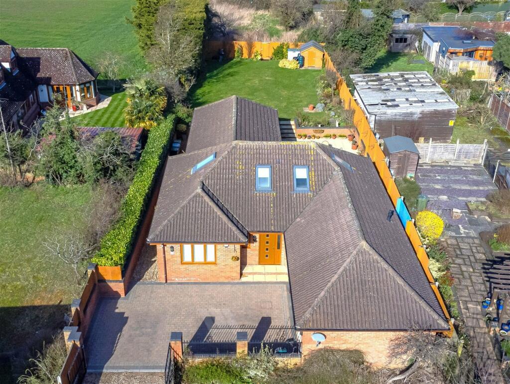 5 bedroom detached house for sale in Station Road, Lower Stondon