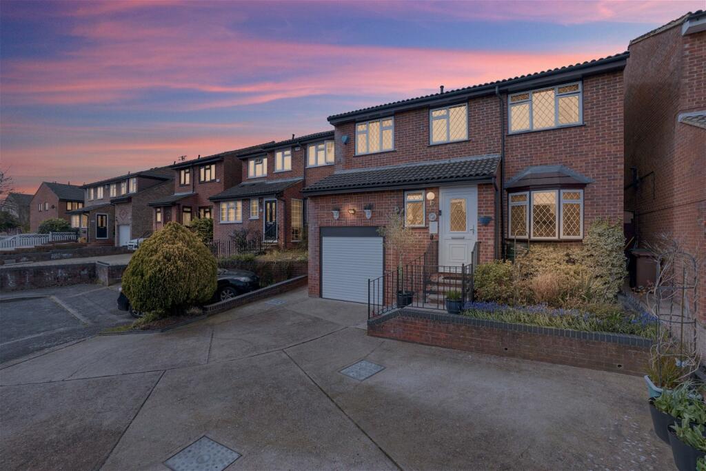 4 bedroom detached house for sale in Illustrious Close, Chatham, ME5