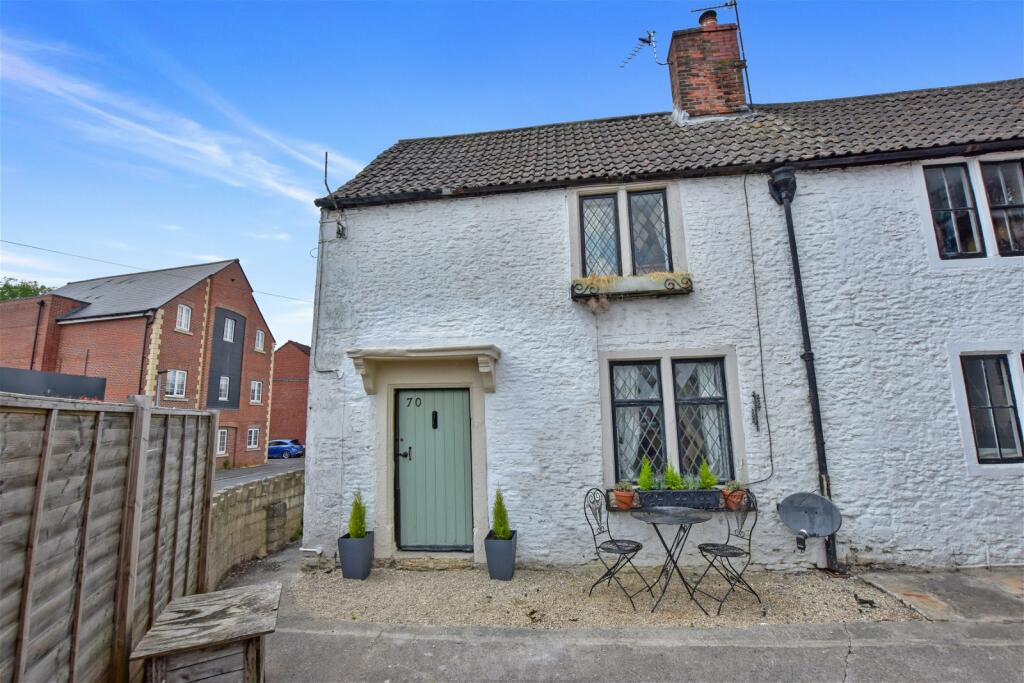 2 bedroom terraced house for sale in Marshfield Road, Chippenham, SN15