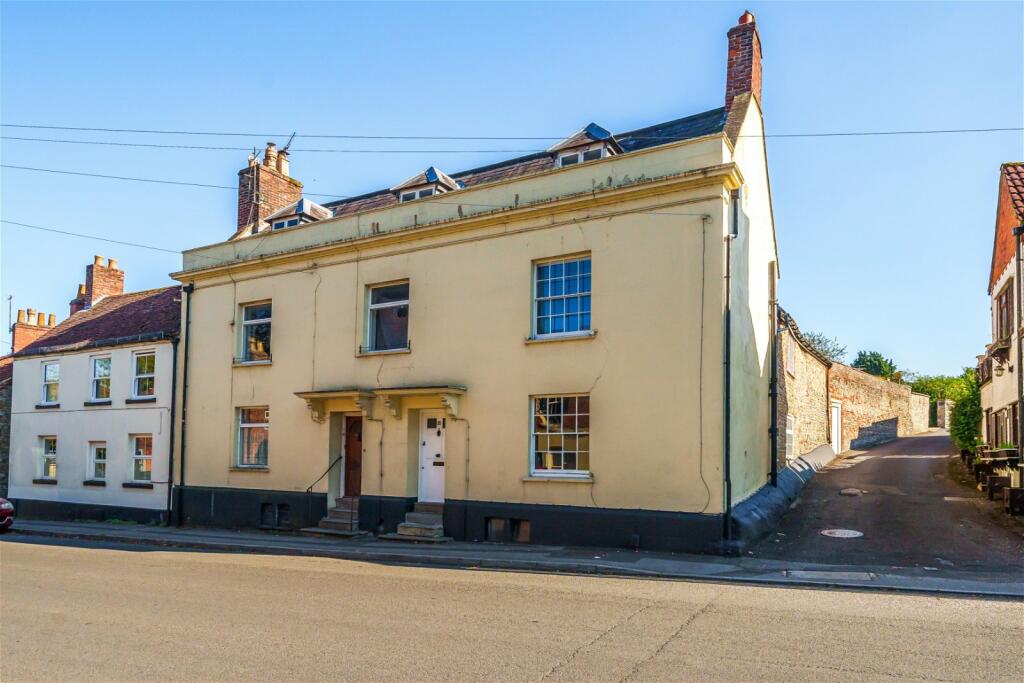 4 bedroom end of terrace house for sale in Vicarage Street, Warminster BA12