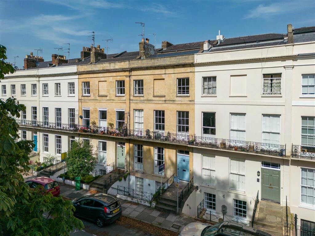 2 bedroom flat for sale in Montpellier Spa Road, Cheltenham, GL50