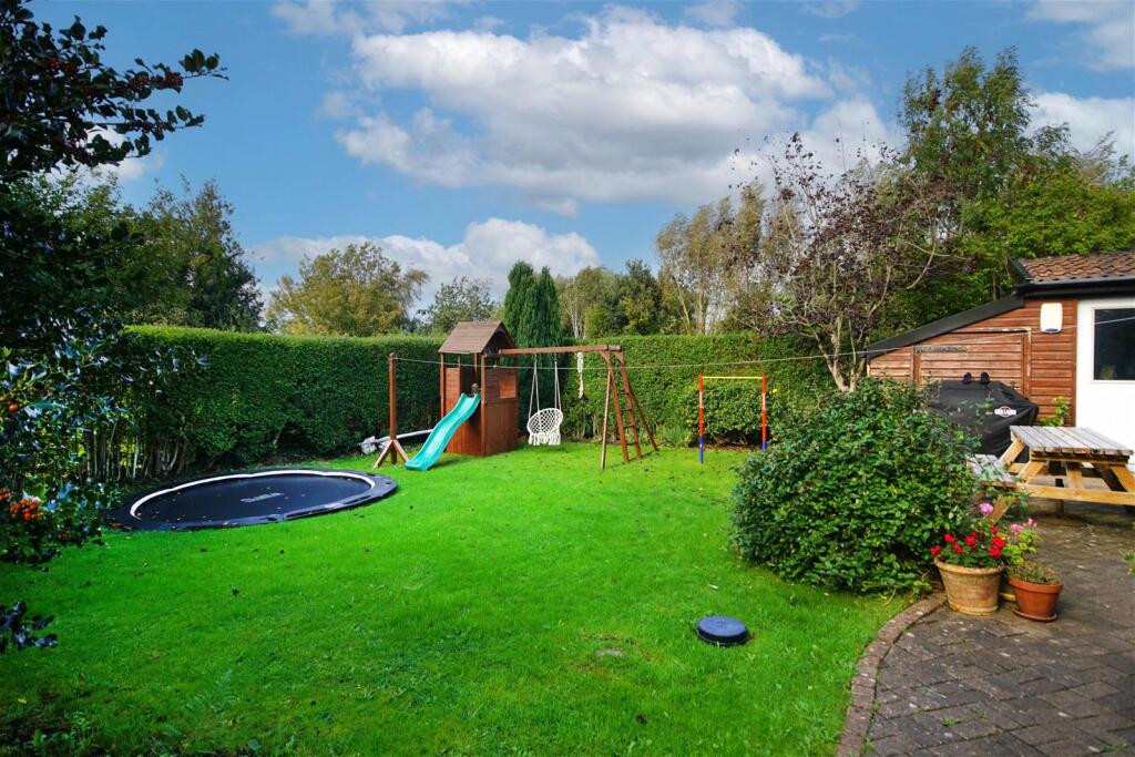 Additional property image - Stunning 4 Bedroom Cottage With Equally Stunning 2 Double Bedroom Detached Annexe, Winterbourne