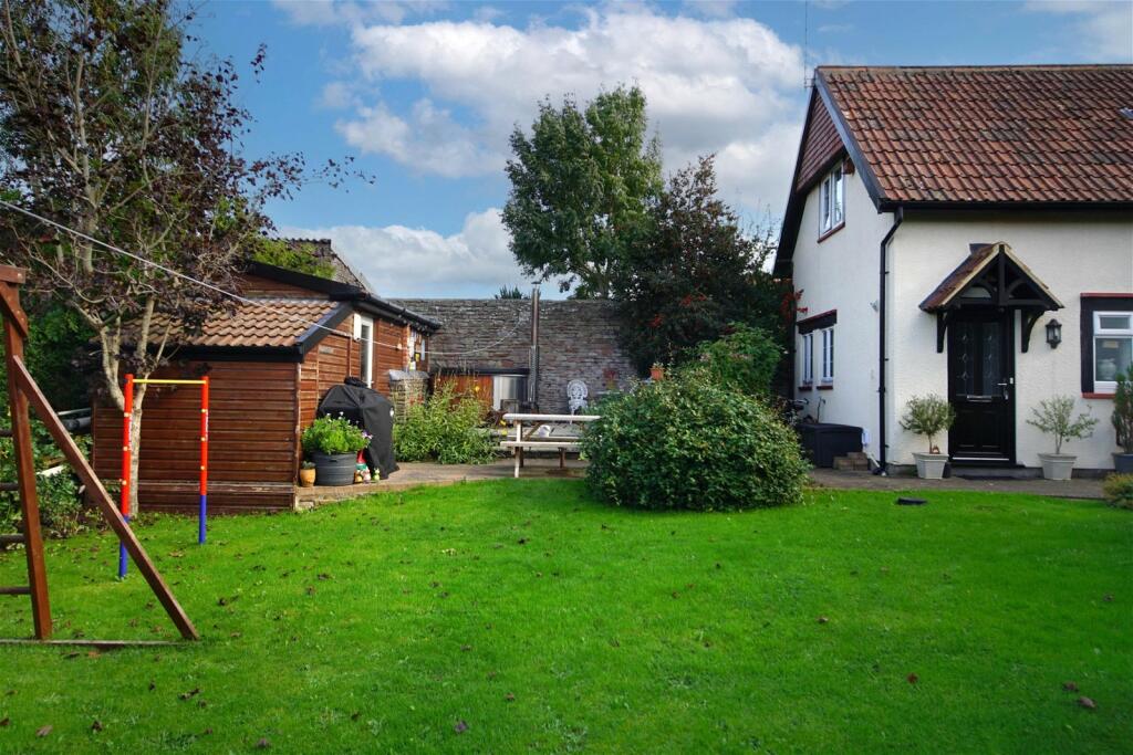 Additional property image - Stunning 4 Bedroom Cottage With Equally Stunning 2 Double Bedroom Detached Annexe, Winterbourne