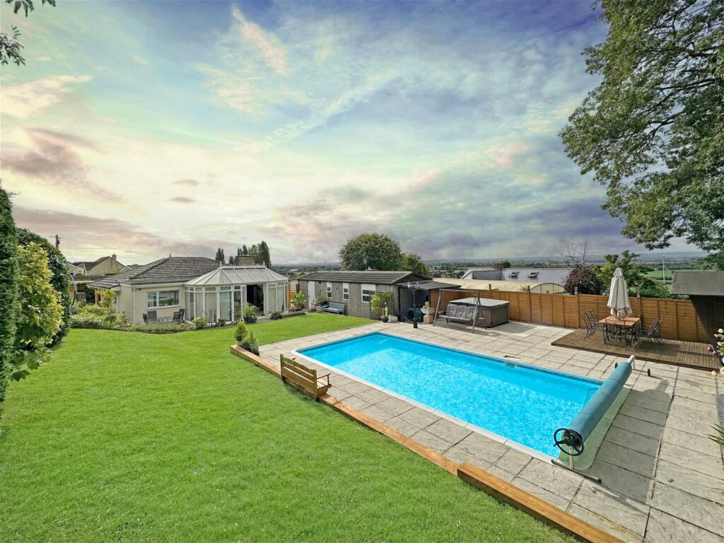 3 bedroom detached bungalow for sale in Bratton Road, West Ashton